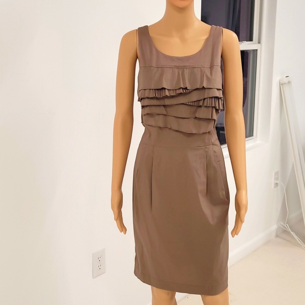 Lovely NWT BCBG summer dress size 12 missing belt and small mark under ruffle